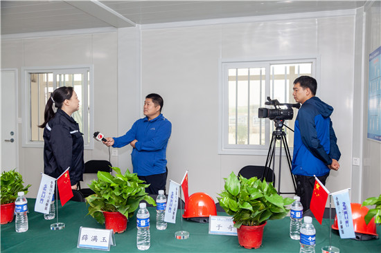 6赤峰广播电视台记者采访项目相关人员.jpg