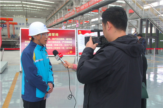 6.中国二十二冶装配式建筑分公司总工程师张晓峰接受媒体采访.jpg