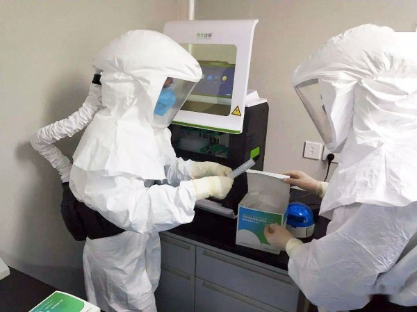 conew_江油p2+核酸检测实验室工作人员正在开展pcr检测.jpg
