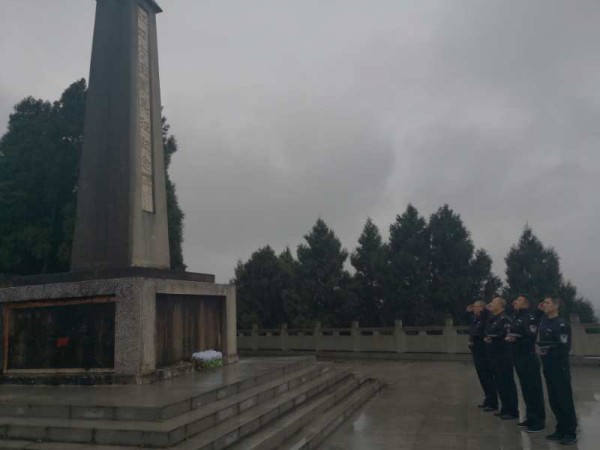 雨祭英烈，尤添哀思！绵阳游仙石板柏林派出所凭吊飞龙山革命烈士