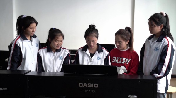conew_孩子们正在上钢琴课.jpg