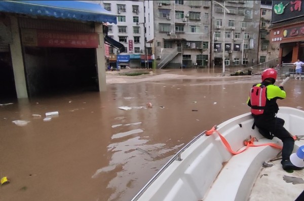 conew_四川巴中：暴雨引发城区内涝 巴中消防紧急疏散2500余人.jpg