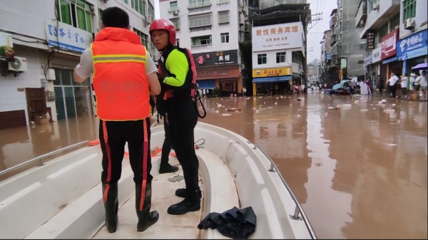 conew_四川巴中：暴雨引发城区内涝 巴中消防紧急疏散2500余人-.jpg