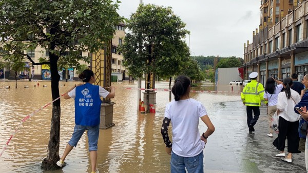 conew_樟树社区组织两委成员及网格员在琴泉路与涪滨路口、体育馆路口、会仙路翡翠滨江外拉警戒线，劝离观水群众.jpg