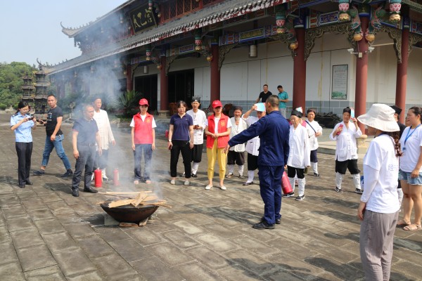 conew_绵阳经开区开展法治进宗教场所宣传暨消防安全演练活动 (2).jpg