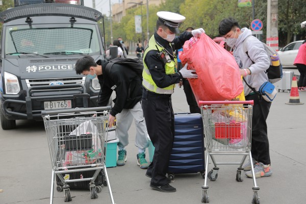 conew_民警帮助学子装卸行李.jpg