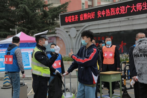 conew_民警帮助学子搬运行李为学子加油.jpg