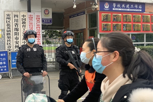 conew_民警在安州中学门口值守.jpg