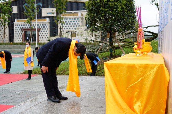 conew_绵飞院党委书记资建民祭祀远古祖先3.jpg